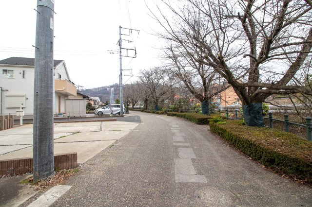 足利市元学町の中古一戸建の前面道路含む現地写真