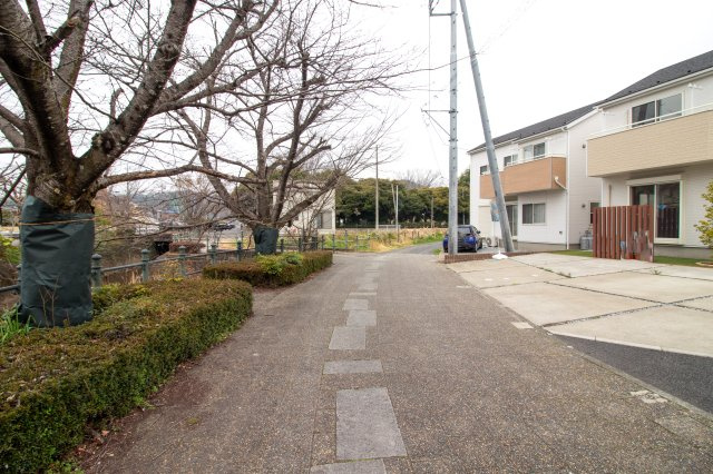 足利市元学町の中古一戸建の前面道路含む現地写真