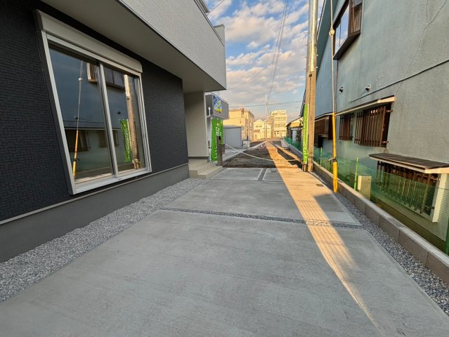 上尾市原市　第7　新築戸建　リーブルガーデン01の前面道路含む現地写真