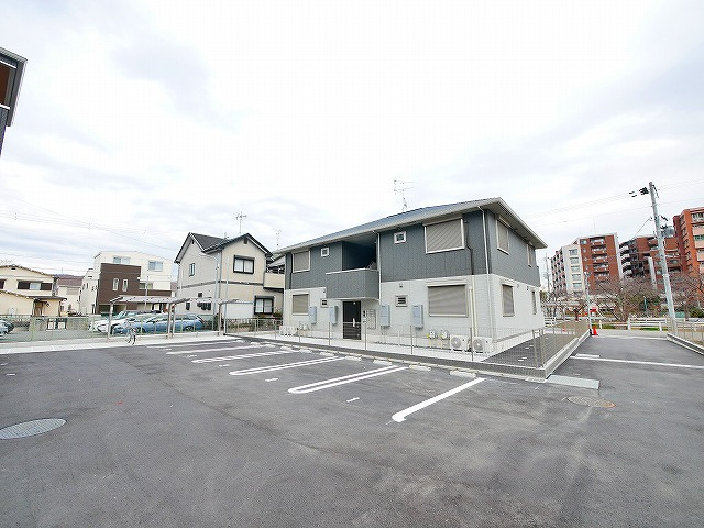 スリジエ新大宮の駐車場