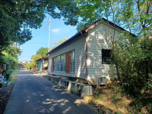 比企郡吉見町大字南吉見　売地の前面道路含む現地写真|現在賃貸中の建物：横から