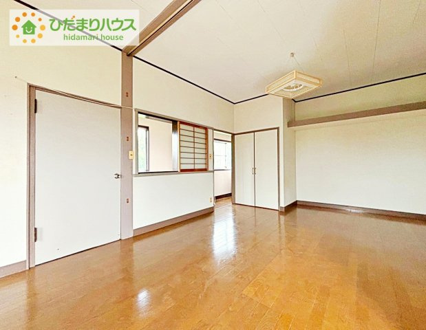 【寝室】 | 那珂市菅谷　中古戸建 | バルコニーへ繋がっている主寝室は、お布団を干したりする家事にも大助かりです♪