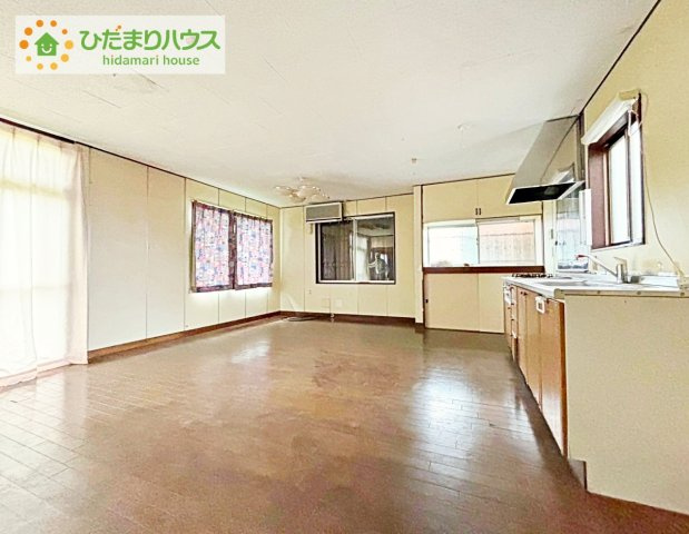 【居間・リビング】 | 那珂市菅谷　中古戸建 | 広～いリビングは、ゆったりとした家族だんらんの時間を過ごせます(^^)/