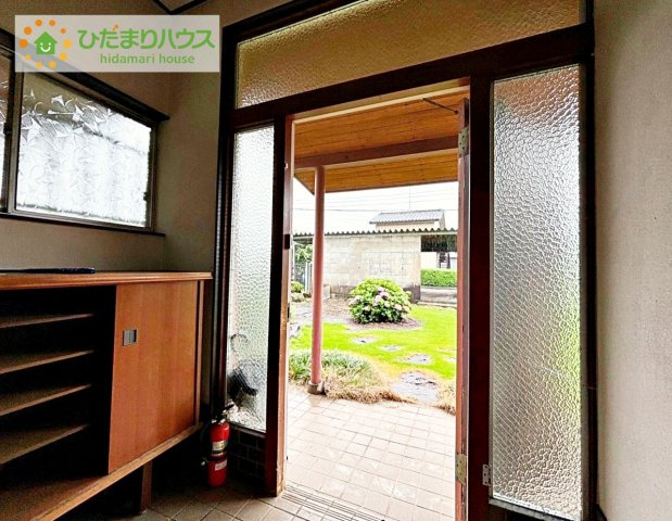 【玄関】 | 那珂市菅谷　中古戸建 | 丁度良い靴箱のサイズ♪これだけあれば家族全員の靴がしまえてスッキリ(^O^)