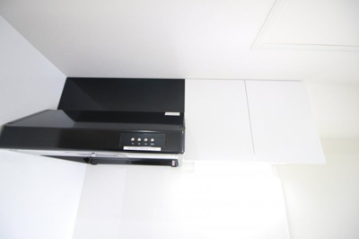 【収納】 | エグゼ阿倍野 | キッチン上部収納部分とダクトファン