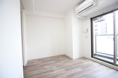 【寝室】 | エグゼ阿倍野 | 明るい寝室スペースです♬　洋室約7.0帖