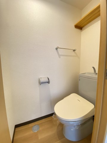 プライムハウスのトイレ|収納棚、温水洗浄暖房便座付き