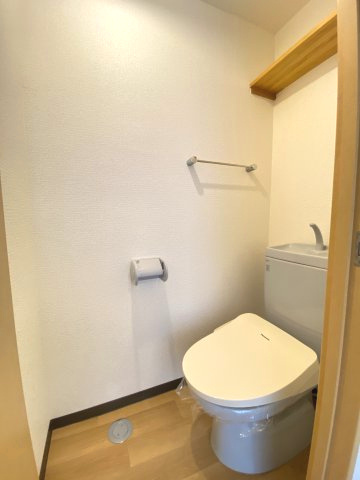 プライムハウスのトイレ|収納棚、温水洗浄暖房便座付き