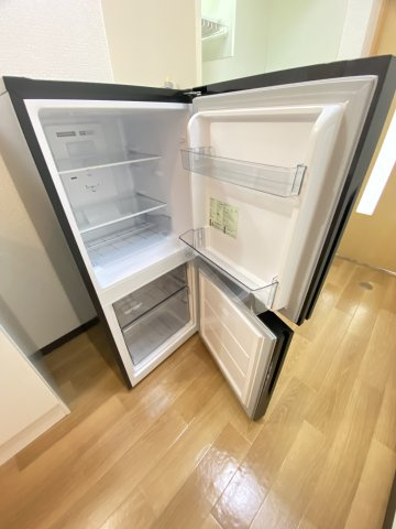 プライムハウスの設備|冷蔵庫サービスです。冷凍室の容量多めの２ドアタイプ