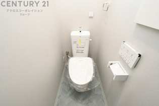 温水洗浄便座付トイレは温水洗浄機能により、暖かい水でおしりを洗浄することができ、冷たい水を使う従来の便座に比べ、温水洗浄機能で暖かいトイレを提供し、快適な使用を可能にします。