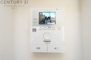 訪問者が来たときにテレビ画面で確認できるため、安心してドアを開けられます。録画機能があるものもあり、留守中に来訪者を記録しておくことができます。利便性が高く、セキュリティ面でも安心です。