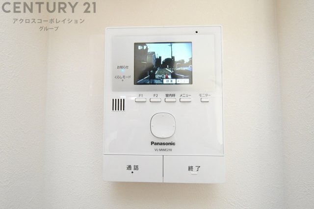 訪問者が来たときにテレビ画面で確認できるため、安心してドアを開けられます。録画機能があるものもあり、留守中に来訪者を記録しておくことができます。利便性が高く、セキュリティ面でも安心です。