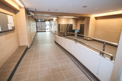 【エントランス】 | 日商岩井南森町マンション | エントランスはスロープが有り、ベビーカーや車いすの方も安心♪