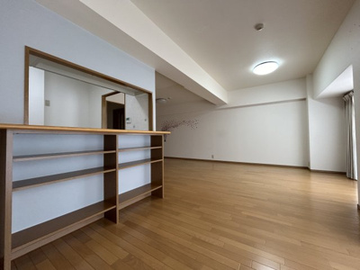 【居間・リビング】 | サンコート南草津Ⅱ番館 | 上質な時間を育む暮らしのメインステージ。寛ぎとコミュニケーションを育む居心地のよい場所。家族との時間、自分の時間共に大切にできる空間がここにあります。