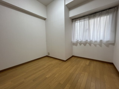 【洋室】 | サンコート南草津Ⅱ番館 | 白を基調とした室内は、明るい住空間を造り出すだけでなく、清潔感をもたらしてくれます。