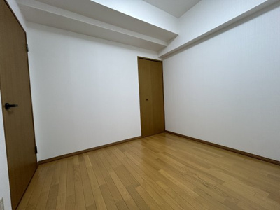 【洋室】 | サンコート南草津Ⅱ番館 | 清潔感あるホワイトの壁紙と温もり溢れるカラーの床材が見事に調和した本邸宅。毎日の生活を少しでも快適に過ごして頂ける様、飽きの来ない雰囲気が大切です。