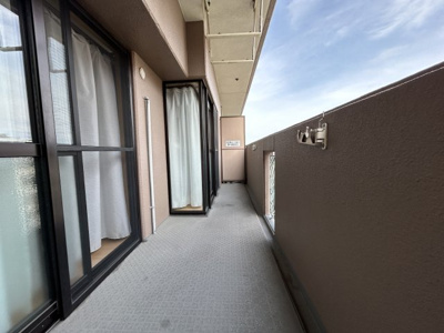 【バルコニー】 | サンコート南草津Ⅱ番館 | 気持ちのいい空が見渡せる広いバルコニー。爽やかな風を感じて、心躍る素敵な暮らしがはじまります。