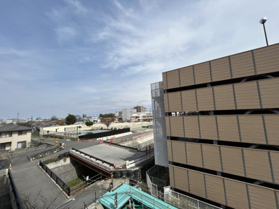 【展望】 | サンコート南草津Ⅱ番館 | 青い空が広がる開放的なバルコニー。日差しを遮るものがないので、育ち盛りのお子様のお洗濯ものが多くてもたっぷり気持ちよくお洗濯して頂けます。