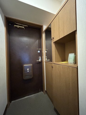 【玄関】 | サンコート南草津Ⅱ番館 | ただいまと叫びたくなるような玄関は毎日の行き帰りで使う空間。明るく迎えてくれるお部屋は嬉しいですね。