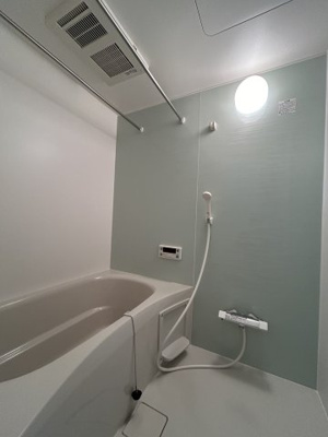 【浴室】 | サンコート南草津Ⅱ番館 | 一日の疲れを癒すバスルームは、心地よいリラックスを叶える清潔感溢れる美しい空間です。上質が感じられるカラーリングで、清潔な空間美を実現しています。