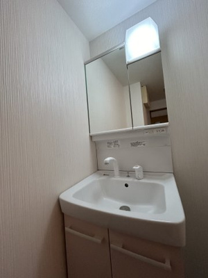 【独立洗面台】 | サンコート南草津Ⅱ番館 | 清潔感ある洗面台は、身だしなみチェックや肌のお手入れに最適です。
何かと物が増える場所だからこそ、スッキリと見映えの良い空間に。