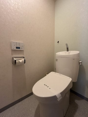 【トイレ】 | サンコート南草津Ⅱ番館 | プライベート空間として機能や内装にこだわった、優しい雰囲気のトイレはリラックス空間へ。