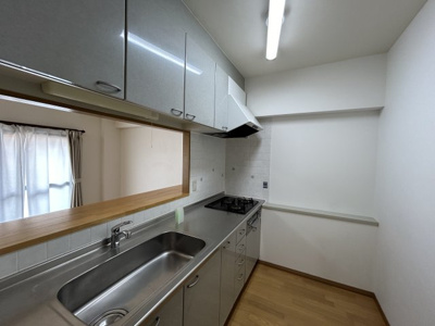 【キッチン】 | サンコート南草津Ⅱ番館 | 長い時間滞在するキッチンだからこそ、食事の準備を楽しい時間に、忙しい時でもスムーズに無駄なく作業できる、お手入れも簡単にできるなど、毎日を楽しくするキッチンスペースに仕上げました