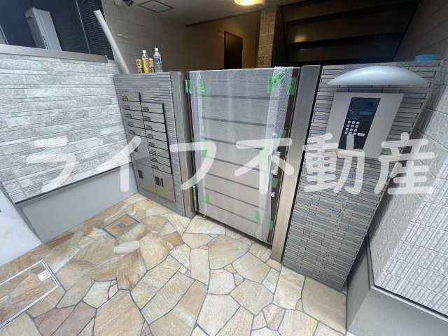 フジパレス長田サウスのエントランス|落ち着いたエントランスです