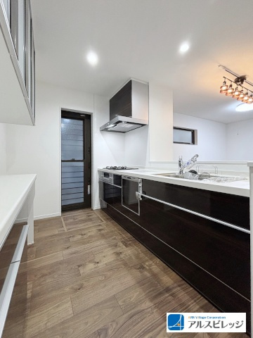 新築一戸建／ふじみ野市大井中央4丁目のキッチン|システムキッチン、食器洗い乾燥機付き、ワークトップは人造大理石、あると便利な勝手口付！