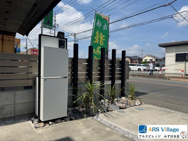 新築一戸建／ふじみ野市大井中央4丁目のその他|都会的なセンスが光る、洗練されたエントランス外構。宅配BOX付きポストとモダンな目隠しフェンスが、プライバシーとデザイン性を両立。手入れも楽なローメンテナンス仕様で、美しい暮らしを長く保ちます。