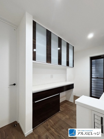 新築一戸建／ふじみ野市大井中央4丁目のその他|備え付けだから統一感と使いやすさ。デザイン性の高い光沢のあるキャビネットと、多用途に使える広々としたカウンターを標準装備しました。単なる収納ではなく、家事効率を高める『マイデスク』としても活用できます