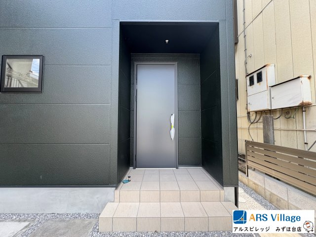 新築一戸建／ふじみ野市大井中央4丁目の玄関|家族を守る、高性能な住まい。外壁には、【防火性・耐久性に優れた旭化成パワーボード】を採用。安心という名の黒のモダンデザインに、並列2台駐車可能なゆとりをプラスしました。