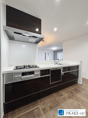 新築一戸建／ふじみ野市大井中央4丁目のキッチン|ゆとりの時間を生み出す、【食器洗い乾燥機】を標準装備。美しいダークトーンで統一された高機能キッチンは、対面式でLDKとの繋がりも大切にしました。デザインと機能が、日々の暮らしの快適さを約束します。