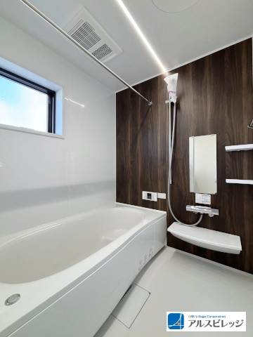 新築一戸建／ふじみ野市大井中央4丁目の浴室|天井にすっと伸びるライン照明が、空間全体をスタイリッシュに演出。間接照明のようなやわらかな光が、贅沢なホテルライクなムードを醸し出します。また、健康と美容をサポートする半身浴浴槽を採用しました。