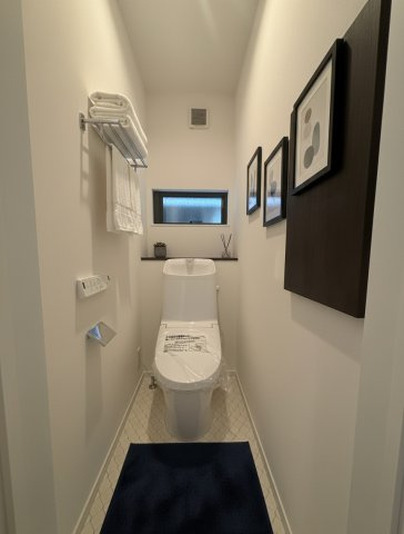 新築一戸建／ふじみ野市大井中央4丁目のトイレ|１階・２階トイレ、温水洗浄便座付き。収納扉が、１階は明るいベージュ、２階は扉、カウンターを落ち着きのあるダークブランです。