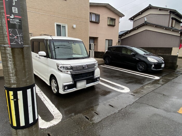アペイス若杉の駐車場