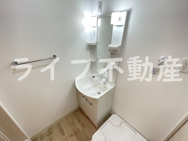 フジパレス長田ノースの独立洗面台|独立洗面台、小物を置くことができて便利です