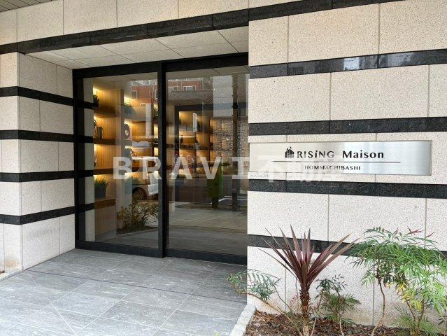 RISING Maison 本町橋（ライジングメゾンホンマチバシ）　BRAVI不動産のエントランス|【RISING Maison本町橋】ゆとりのあるエントランスです