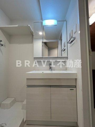 RISING Maison 本町橋（ライジングメゾンホンマチバシ）　BRAVI不動産の独立洗面台|【RISING Maison本町橋】朝の支度にも助かる、独立の洗髪洗面化粧台