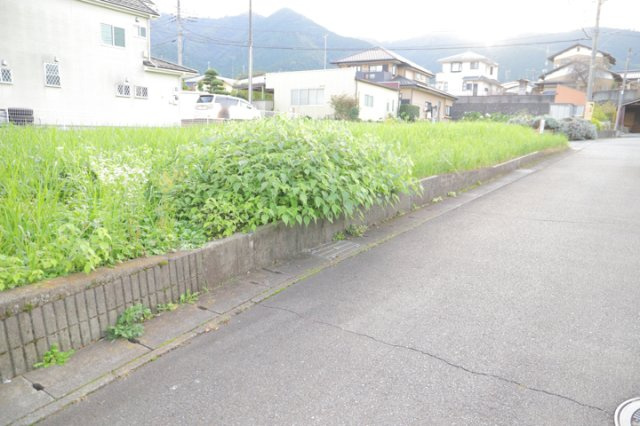 【外観】 | 現地に行くなら、物件の周囲の地形がどうなっているかを見ることも大切です。周辺より低くなっている土地では、大雨などで水が集まりやすいため、地盤が弱くなっているということも考えられるため、注意が必要です。