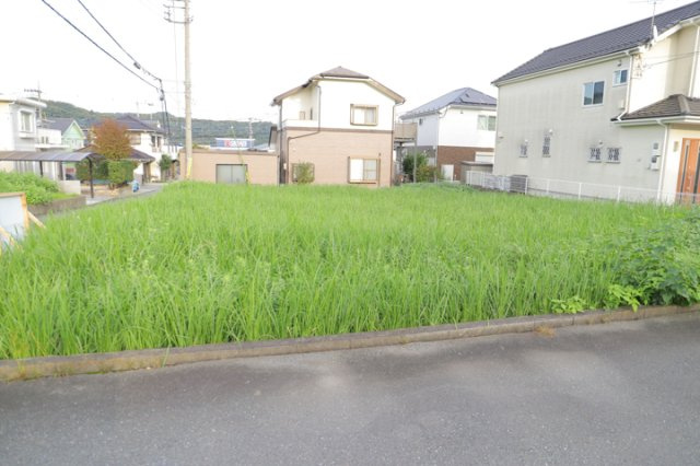 【外観】 | 土地購入を検討されている場合、境界杭がない状態で購入してしまうと境界確定測量をする必要があり、費用がかかります。購入の前に、売主、隣土地所有者立ち合いのもと境界を確定し境界杭を設置するのがベストです。