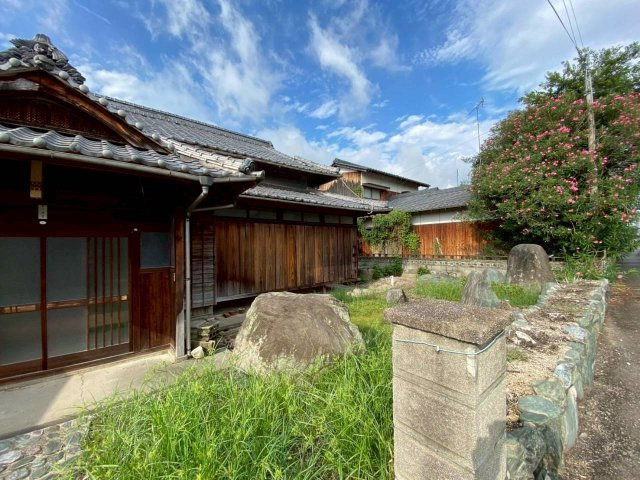 西条市小松町新屋敷の売地の周辺