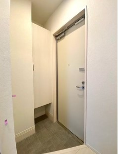【玄関】 | フラット・プラム | ※別部屋の参考写真です。