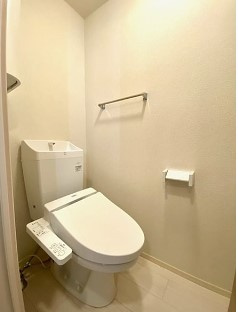 【トイレ】 | フラット・プラム | ※別部屋の参考写真です。