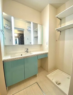 【洗面所】 | フラット・プラム | ※別部屋の参考写真です。