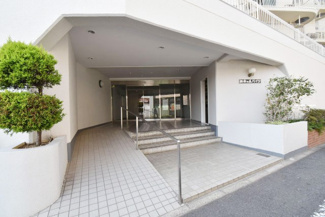 【エントランス】 | お客様を、そして住人を出迎えてくれるマンションのエントランス。ゴミが落ちていないことからも、管理状態の良さや住民の節度の高さが見て取れます。～即日のご見学可能～　お問合せはお気軽にどうぞ。
