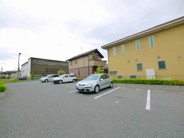 レオパレス寧楽の駐車場|駐車場があるので、車を買う予定の方も安心です