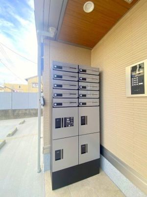 【その他共用部分】 | ビーエムケイ | 集合ポストはダイヤル式です！宅配ボックスも設備されております