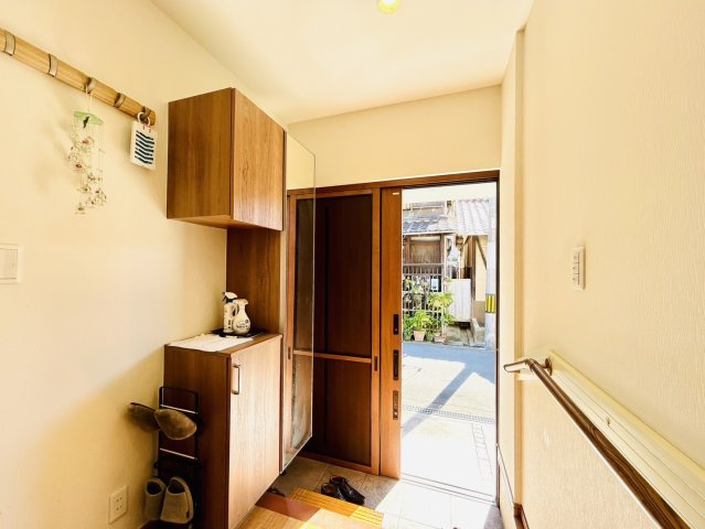 岸和田市南上町1丁目　中古戸建の玄関|下駄箱新調◎　お家の入口として採光も充実◎　