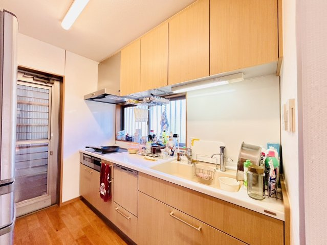 岸和田市南上町1丁目　中古戸建のキッチン|IHコンロ、グリル、食洗器付きの見渡しの良いキッチンを採用◎